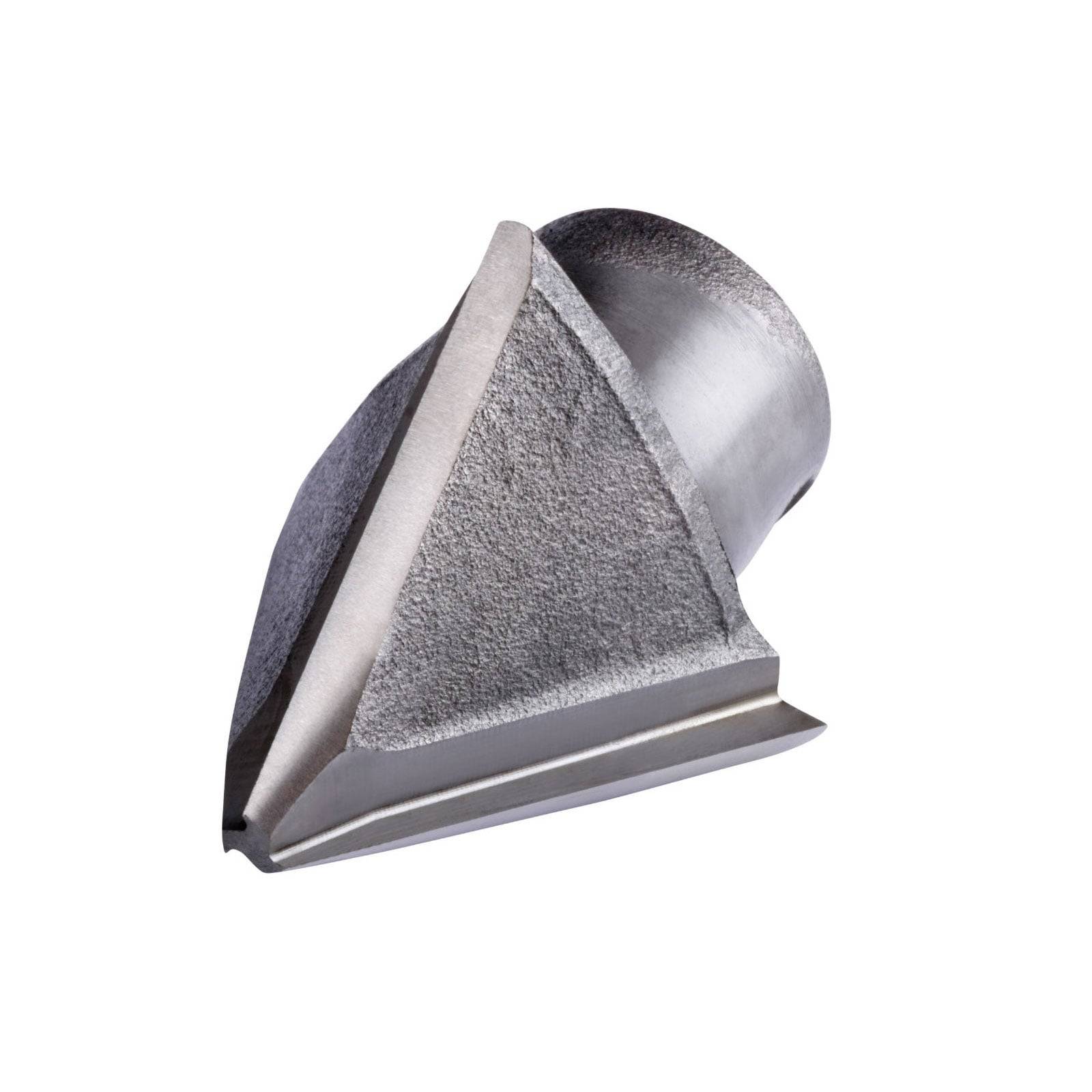 Ein metallisches, dreieckiges industrielles Werkzeuganbauteil mit einer rauen Oberflächenstruktur und glatten Kanten, höchstwahrscheinlich zum Schneiden oder Schleifen vorgesehen.