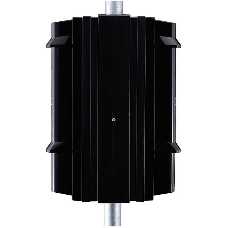 Ein schwarzes, rechteckiges Verkehrsampel-Rückschild an einem Mast, das darauf ausgelegt ist, die Sichtbarkeit und den Kontrast zur verbesserten Erkennung von Verkehrsampeln zu erhöhen.