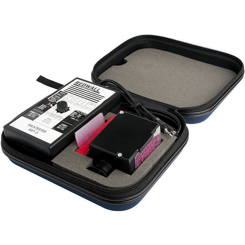 Ein Watec WAT-221s Farbkamera-Set in einem schwarzen Schutzkoffer, bestehend aus einer Kamera, Netzteil, Kabeln und einem Handbuch.