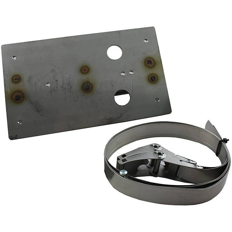 Metallbasisplatte mit kreisförmigen Löchern neben einem aufgewickelten Metallband mit Klemme, möglicherweise für mechanische oder industrielle Verwendung.