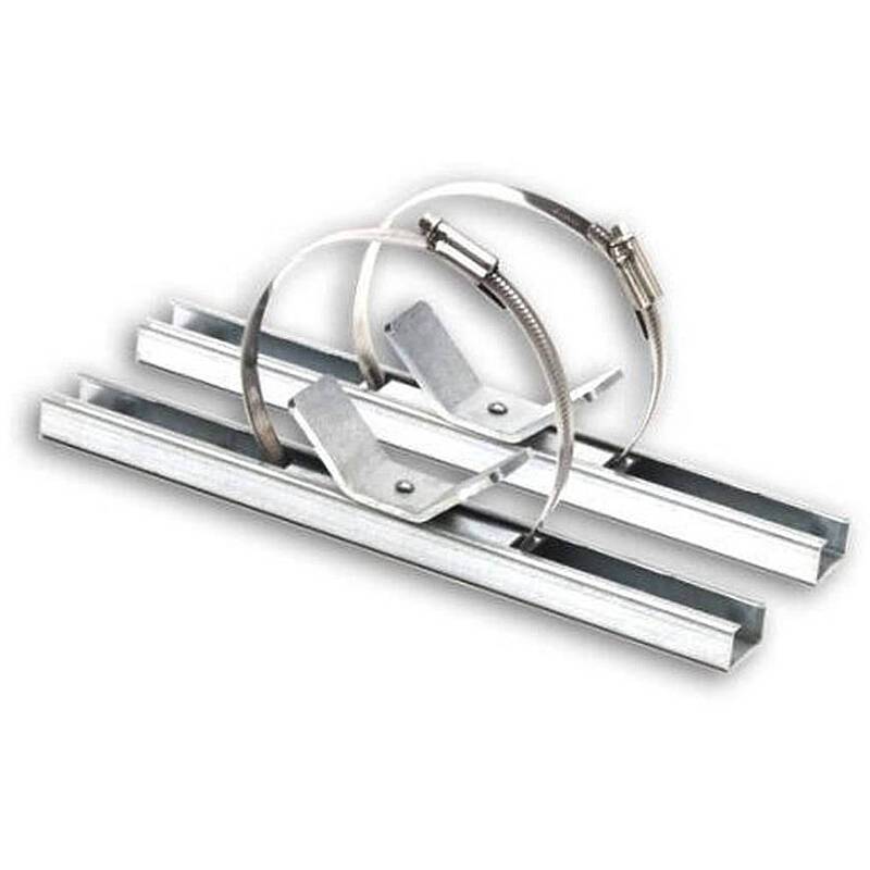 Zwei Metallhalterungen mit runden Schellen zum Befestigen von Rohren. Die Halterungen sind parallel ausgerichtet und haben eine metallische Oberfläche.