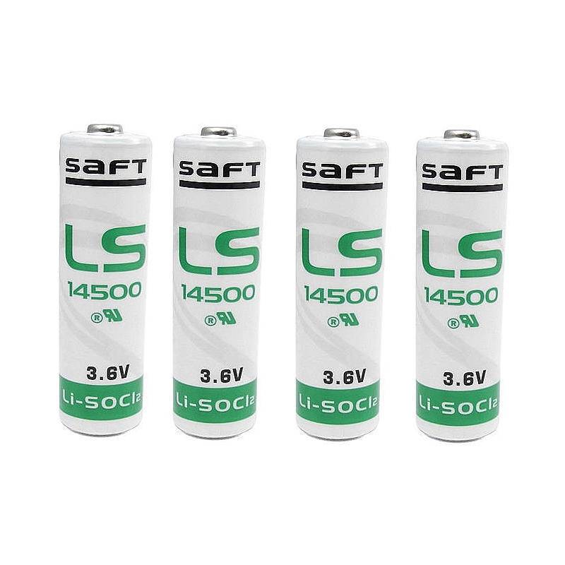 Vier SAFT LS 14500 Lithiumbatterien, 3,6V, in einer Reihe dargestellt. Jede Batterie ist zylindrisch, weiß mit grünem und schwarzem Text.