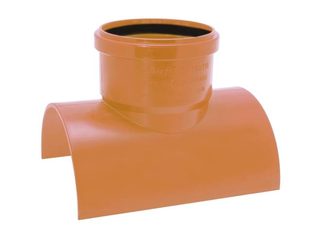 Orangenes PVC-Rohrtee-Fitting mit einer vertikalen Öffnung oben und zwei horizontalen Rohrendern, gezeigt vor weißem Hintergrund.