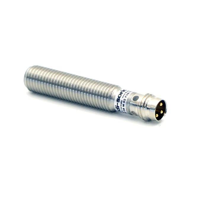 Ein silberner zylindrischer Metallsensor oder eine Sonde mit Gewinde am Gehäuse und gekennzeichnetem Steckerende, dargestellt auf weißem Hintergrund.