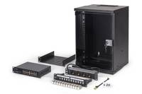 Ein Netzwerk-Gerätegestell mit modular aufgebauten Komponenten, die in der Vorderansicht angeordnet sind, einschließlich eines Switches, einer Patchfelder und der Montagehardware.