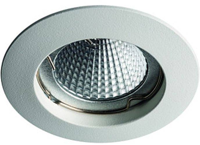 Eine Nahaufnahme einer runden, eingelassenen Deckenleuchte mit einem silbernen Reflexionsinneren und einem weißen Außenrand.