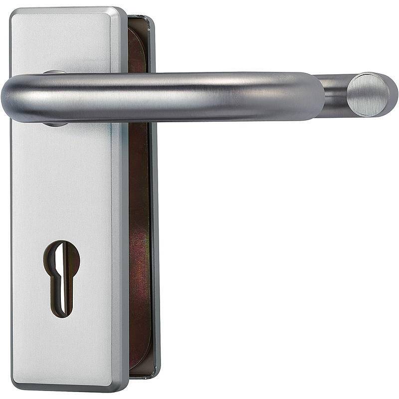 Ein gebürsteter Metallgriff an einer rechteckigen Metallplatte mit einem Schlüsselloch.