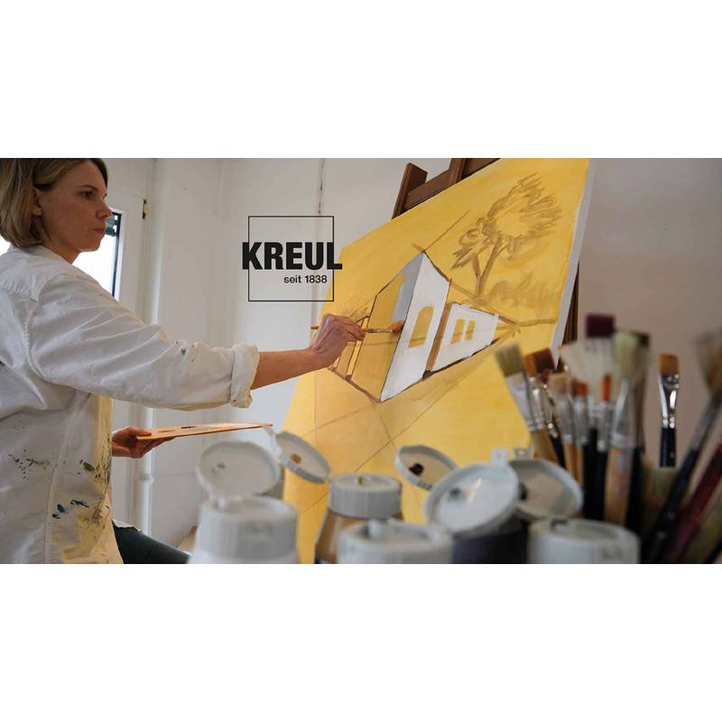 Ein Künstler malt eine gelbe Landschaft mit mehreren Farbgläsern und Pinseln im Vordergrund, wobei die Marke 'Kreul' sichtbar ist.