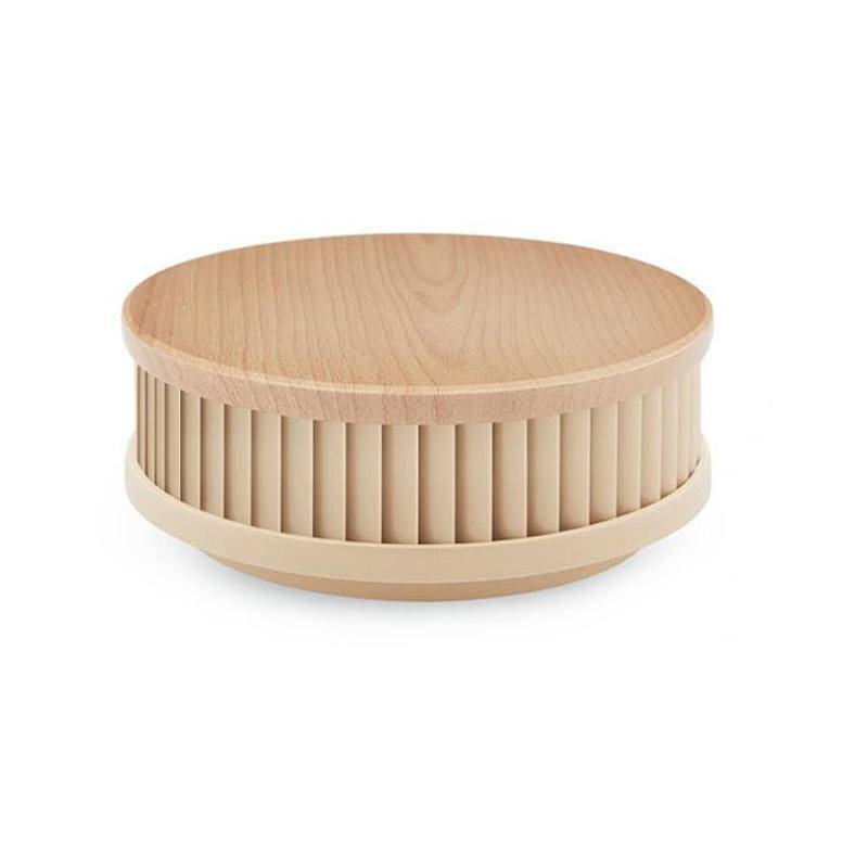 Ein runder Holzbehälter mit gerilltem Boden und glattem, flachem Deckel, geeignet für Lagerungs- oder Dekorationszwecke.