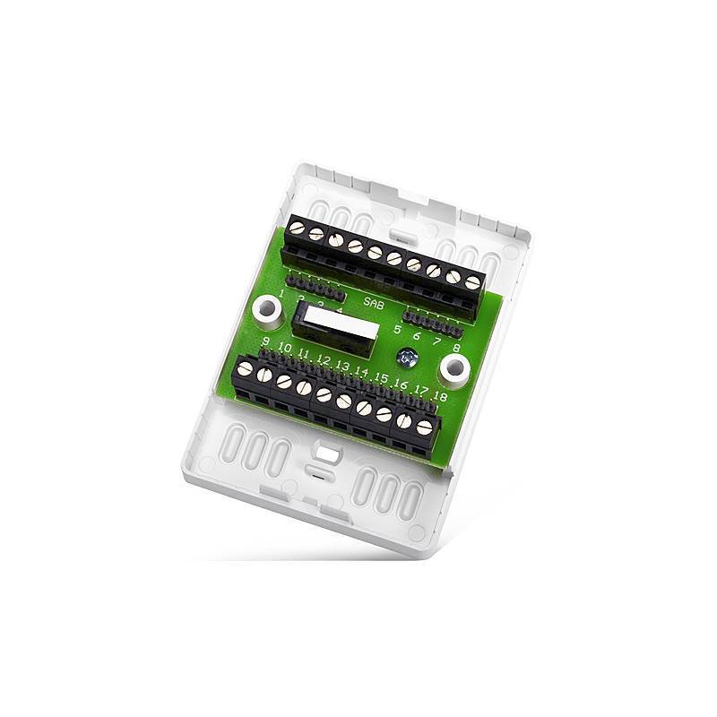 Eine grüne elektronische Leiterplatte mit mehreren Schraubklemmen und beschrifteten Anschlüssen ist in einem weißen Kunststoffgehäuse montiert.