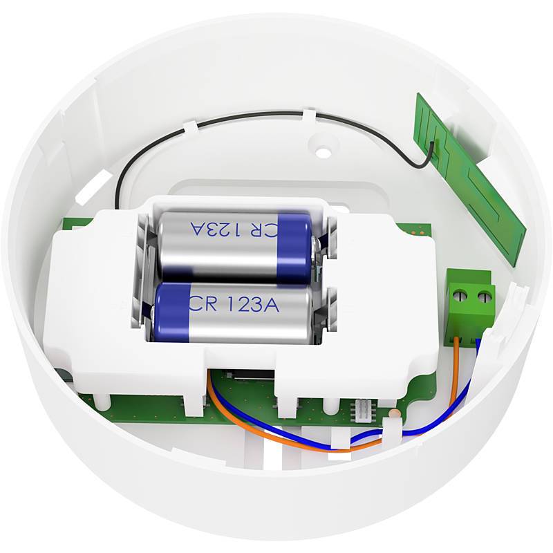 Das Bild zeigt das offene Innere eines weißen Rauchmelders und enthüllt zwei CR123A-Batterien und eine Leiterplatte mit Drähten.