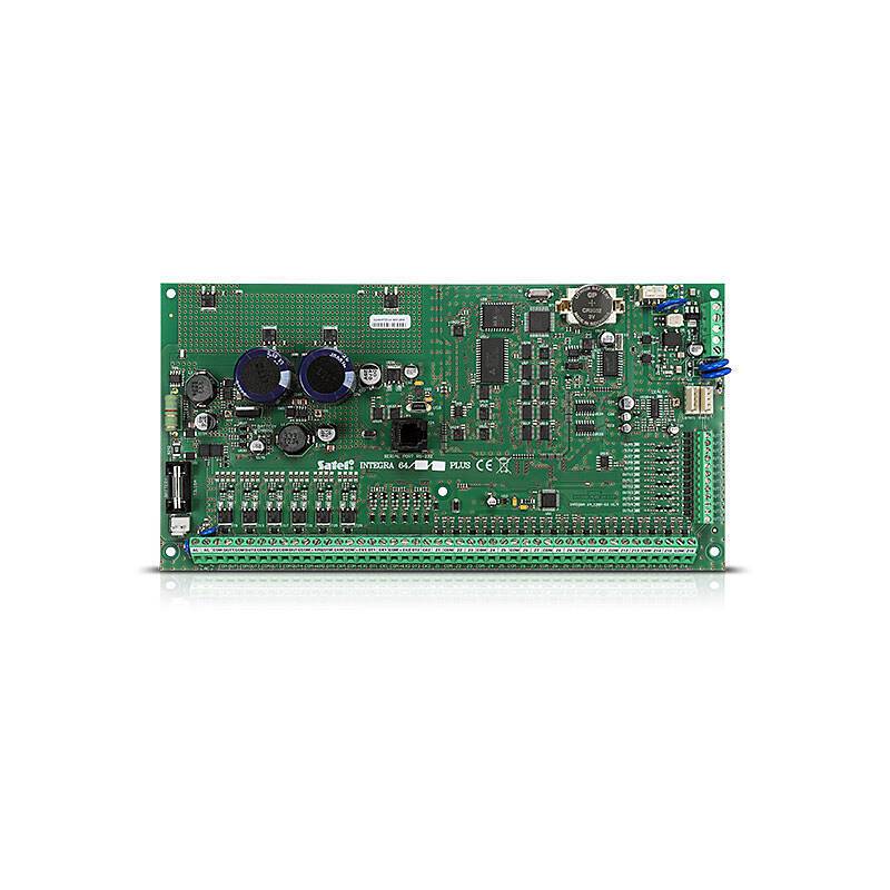 Eine grüne elektronische Leiterplatte mit verschiedenen Komponenten, einschließlich Kondensatoren, Mikroprozessoren und Steckverbindern, auf weißem Hintergrund.