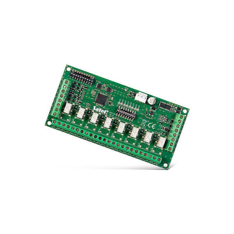 Eine grüne Leiterplatte mit mehreren elektronischen Komponenten und Steckern, die in Reihen angeordnet sind und für elektronische Anwendungen verwendet werden.