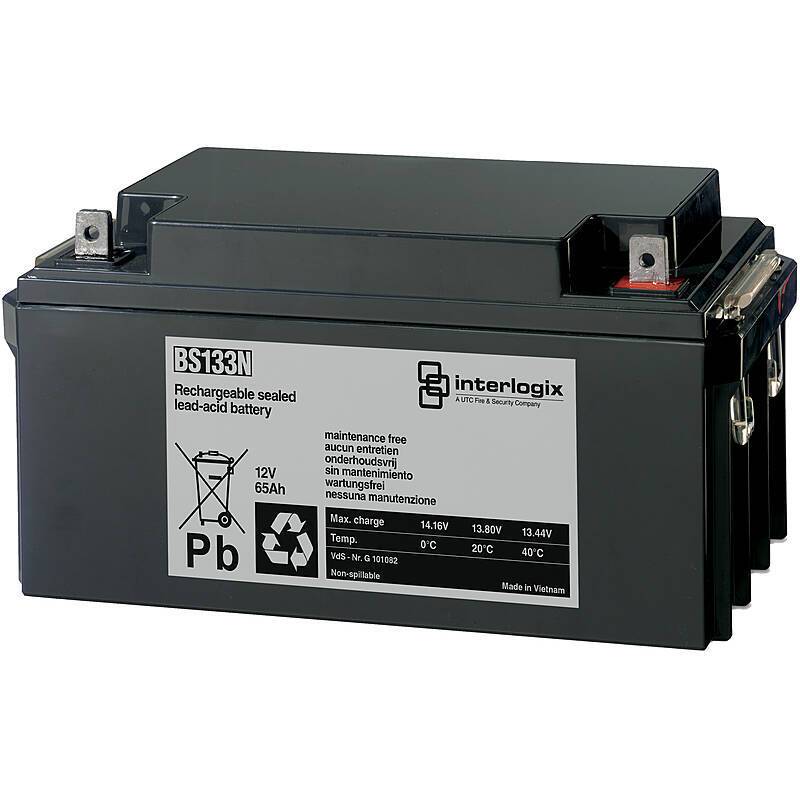Eine schwarze wiederaufladbare versiegelte Blei-Säure-Batterie mit der Bezeichnung 'BS133N', 12V 65Ah. Die Beschriftung zeigt Recycling- und Handhabungssymbole.