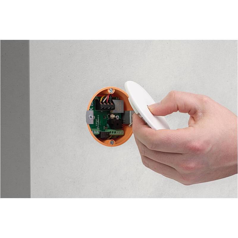 Hand öffnet die Abdeckung eines wandmontierten elektrischen Geräts, um die Schaltungskomponenten im Inneren freizulegen.