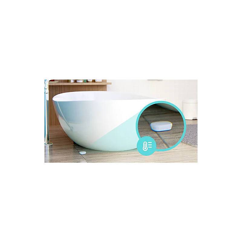 Moderne weiße Badewanne mit Fokus auf ein Wasserstemperaturregelungssymbol in einer Badezimmerumgebung.