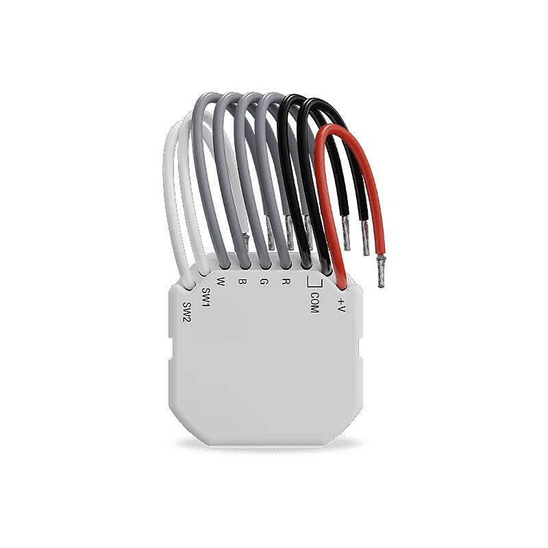 Ein intelligentes Lichtschalter-Modul mit beschrifteten Drähten zum Anschluss, einschließlich weiß, grau, schwarz, rot und blau, wird für die Hausautomation verwendet.