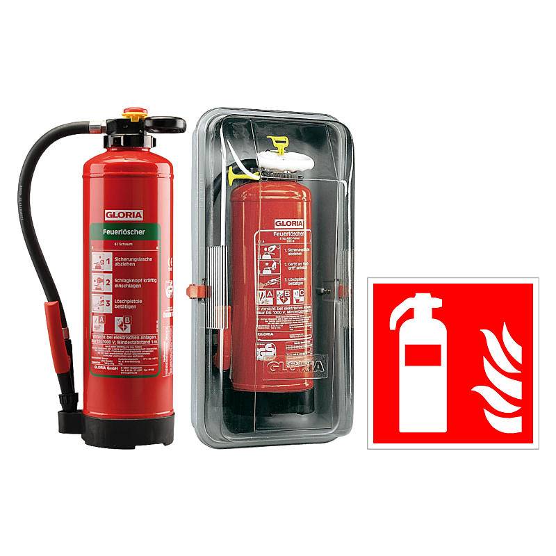 Feuerlöscher neben seinem wandmontierten Schutzschrank und ein rotes Brandschutzschild mit Feuerlöscher- und Flammensymbol.