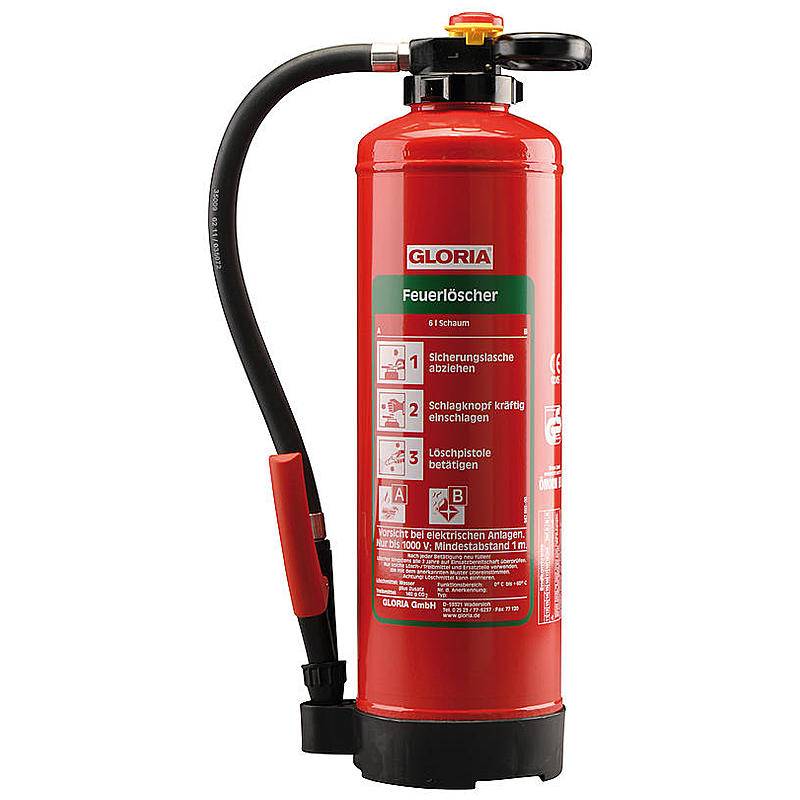 Roter Feuerlöscher mit schwarzem Schlauch und weißem Etikett mit Gebrauchsanweisungen.