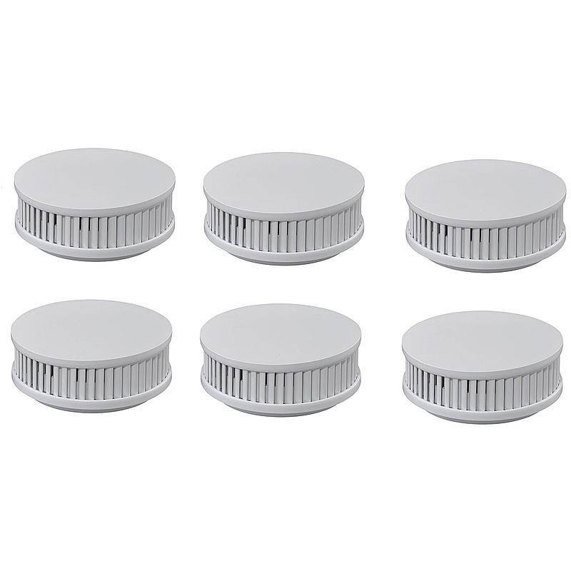 Luftreiniger-Filter, die in zwei Reihen angeordnet sind, drei in jeder Reihe. Jeder Filter ist zylindrisch mit einem weißen Oberteil und sichtbaren Falten.