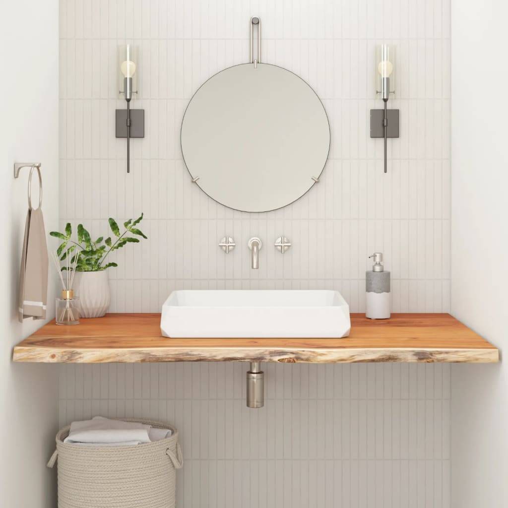 Eine moderne Badezimmer-Waschtischanlage verfügt über einen runden Spiegel, eine Holzarbeitsplatte mit einem weißen rechteckigen Waschbecken, wandmontierte Armaturen und zwei Wandleuchten.