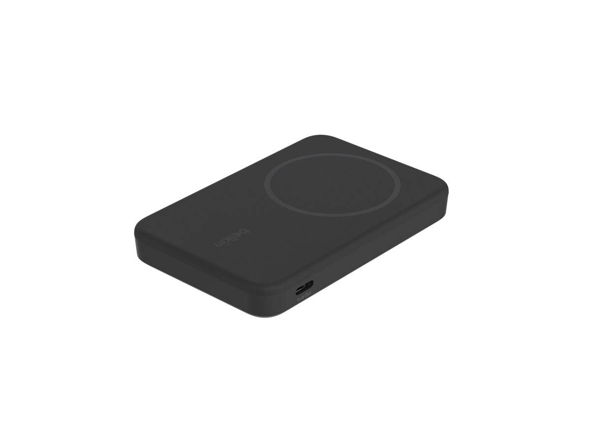 Eine schwarze, rechteckige Powerbank mit einer kreisförmigen Ladeplatte auf der Oberseite und einem USB-Anschluss an der Seite.