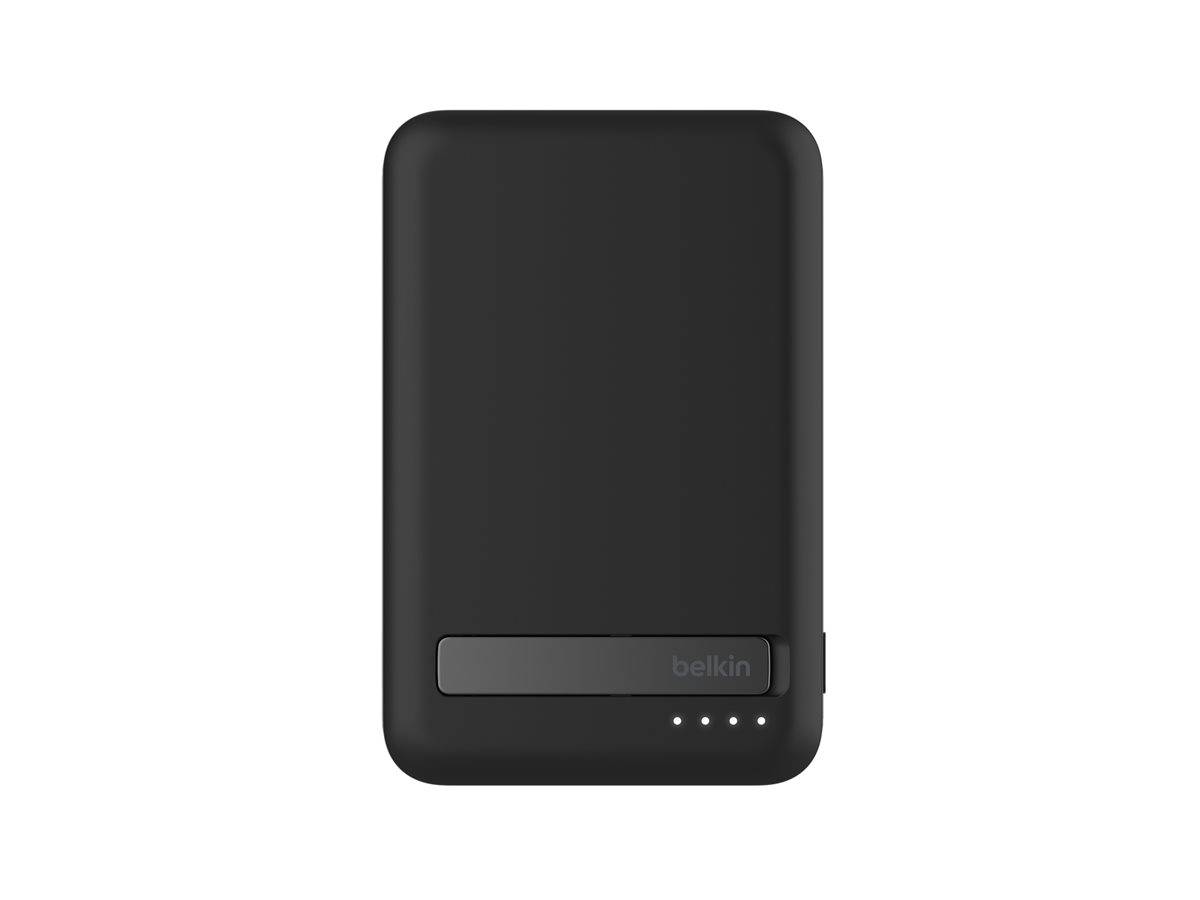 Eine schwarze, rechteckige tragbare Powerbank mit einem Logo und vier Anzeigenlichtern in der unteren rechten Ecke, die den Batteriezustand anzeigen.