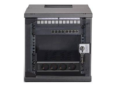 Ein kleiner, verschließbarer Netzwerkschrank mit mehreren Ethernet-Anschlüssen, Steckdosen und einer gesicherten transparenten Tür, geeignet für kompakte Datenaufstellungen.