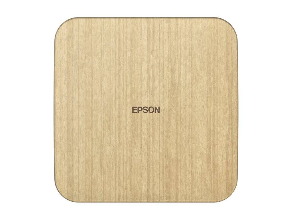 Eine hölzerne quadratische Oberfläche mit abgerundeten Ecken, auf der in der Mitte der Markenname 