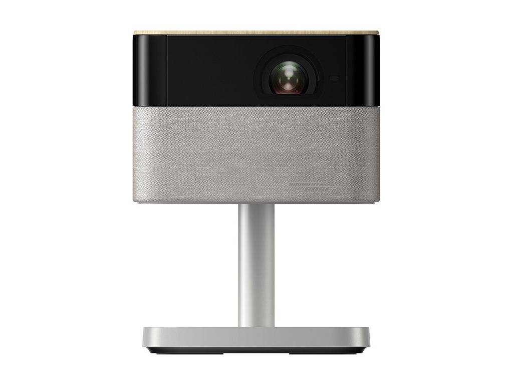 Ein schlanker, moderner Projektor mit einem silbernen und schwarzen Design, der ein hervorstehendes Objektiv auf der Oberseite besitzt und auf einem metallischen Ständer montiert ist.