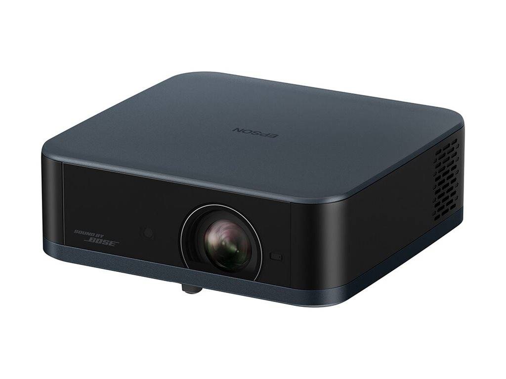 Ein schwarzer Epson-Projektor in Dreiviertelansicht, wobei die Linse auf der Vorderseite und die Belüftung an der Seite zu sehen ist, vor einem schlichten Hintergrund.