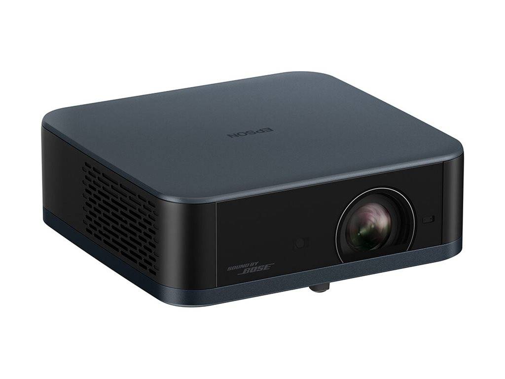 Ein schwarzer Epson Home-Projektor mit elegantem Design, mit einer Linse auf der rechten Seite und belüfteten Seitenflächen. Geeignet für Heimkinoeinrichtungen.