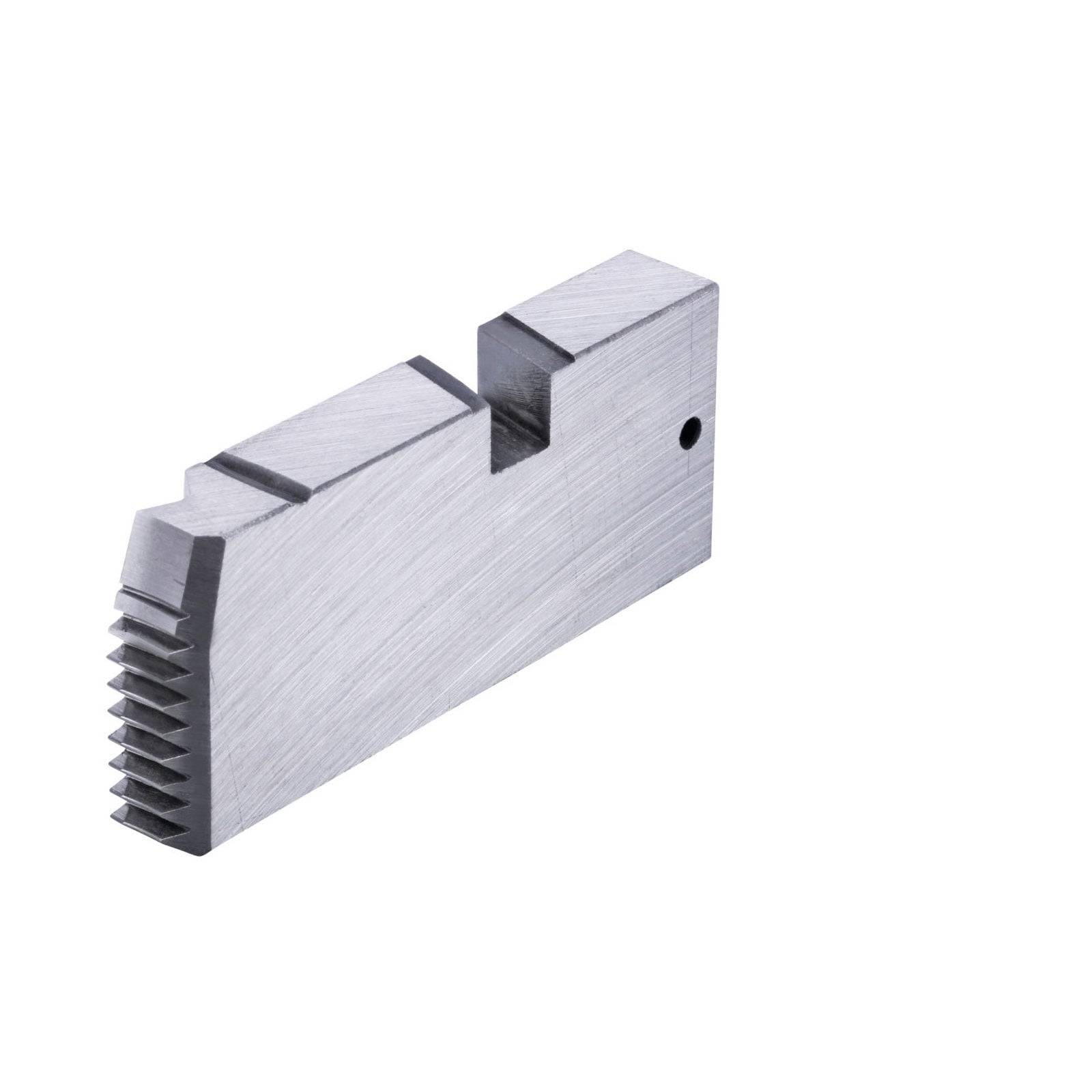 Ein Metallschneidwerkzeug mit scharfen Zähnen an einer Seite, das für Bearbeitungszwecke verwendet wird. Geeignet für Präzisionsaufgaben in Werkstätten oder Fabriken.