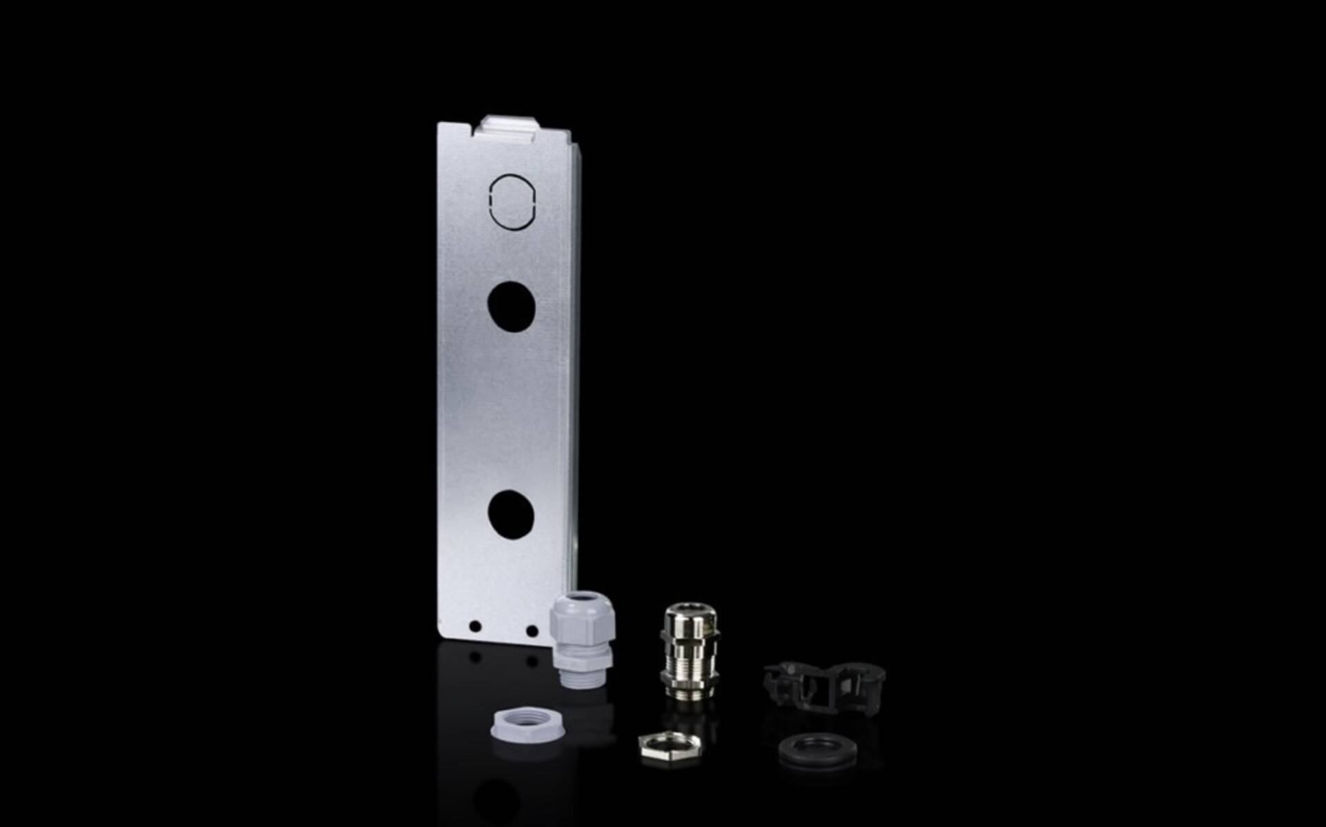 Metallbeschlag-Set mit einer hohen silbernen rechteckigen Halterung, einer Messingverschraubung und kleinen Kunststoffringen und Clips auf schwarzem Hintergrund.