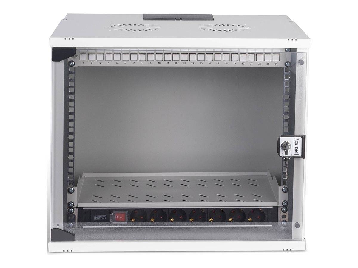 Ein weißer, offener Serverrack mit Vorderseite, ausgestattet mit mehreren Steckdosen und einem Schlüsselschloss an der Seite. Lüftungsventilatoren sind auf der Oberseite sichtbar.