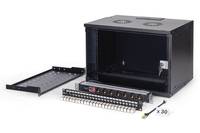 Offener schwarzer Server-Rackschrank mit herausnehmbarer Schublade, Schraubklemmleiste und kleinem Schraubendreher auf weißem Hintergrund.