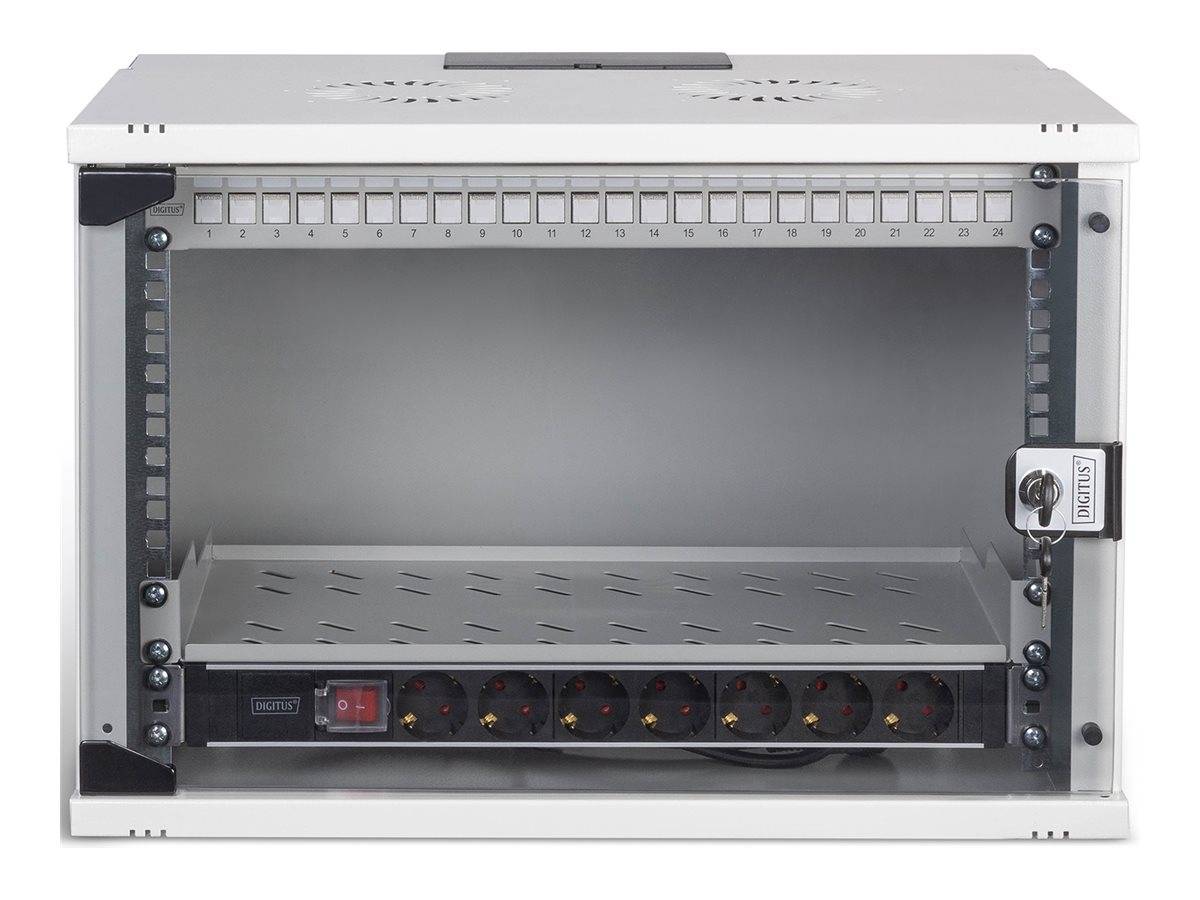 Leeres elektronisches Geräterack mit 10 Stromsteckdosen, weißen nummerierten Einschüben und einer geschlossenen Glastür. Geeignet zur Geräteorganisation.