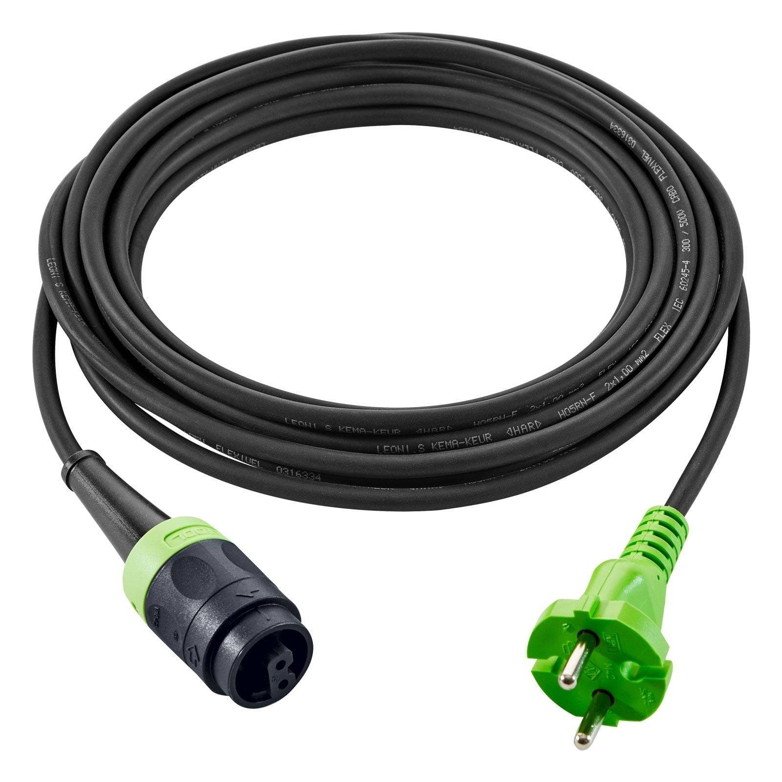 Ein aufgerolltes schwarzes Kabel mit einem grünen Stecker und einem schwarzen Anschluss mit grünem Band, konzipiert für elektrische Verbindungen oder Stromversorgung.