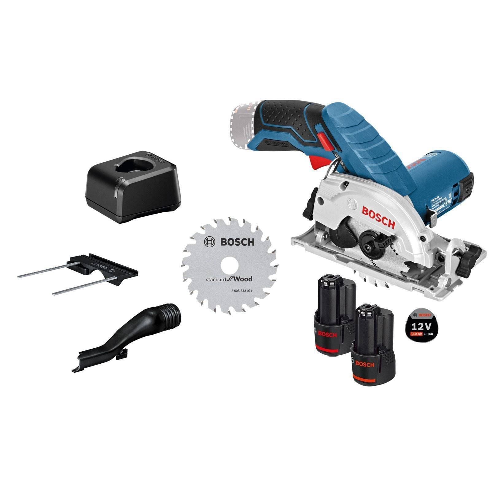 Bosch Mini-Kreissäge-Set mit Säge, zwei Akkus, Ladegerät, Sägeblatt und Zubehör vor weißem Hintergrund. Ideal zum präzisen Holzschneiden.