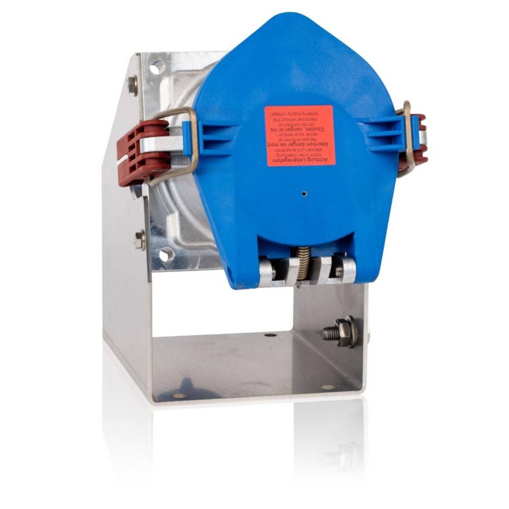 Eine blaue und silberne mechanische Vorrichtung mit Metallklammern und einem roten Etikett ist auf einem Metallrahmen montiert.