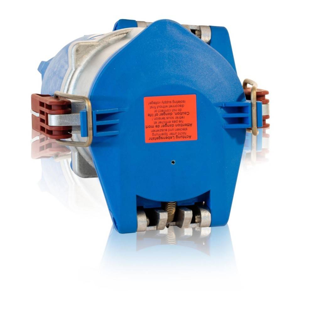 Eine blaue mechanische Klemme mit Metallbolzen und einem roten Etikett. Sie erscheint reflektierend und deutet auf industrielle Anwendungen hin.