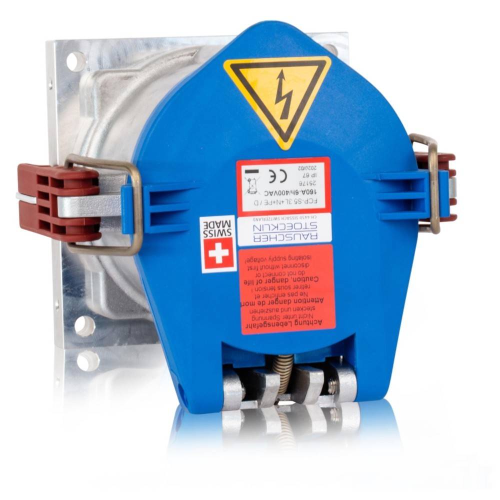 Ein Überspannungsschutzgerät mit blauem Gehäuse, gelbem Warnhinweissymbol und 'Swiss Made' Etikett, entwickelt für elektrische Sicherheitsanwendungen.