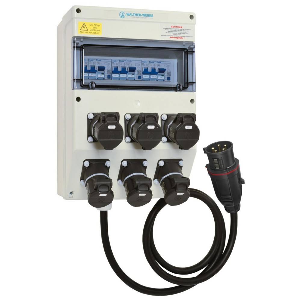 Elektroverteilkasten mit vier schwarzen Steckdosen und einem angeschlossenen Stromkabel, mit der Aufschrift 'Walter Werke.' Er wird zur sicheren Stromverteilung verwendet.