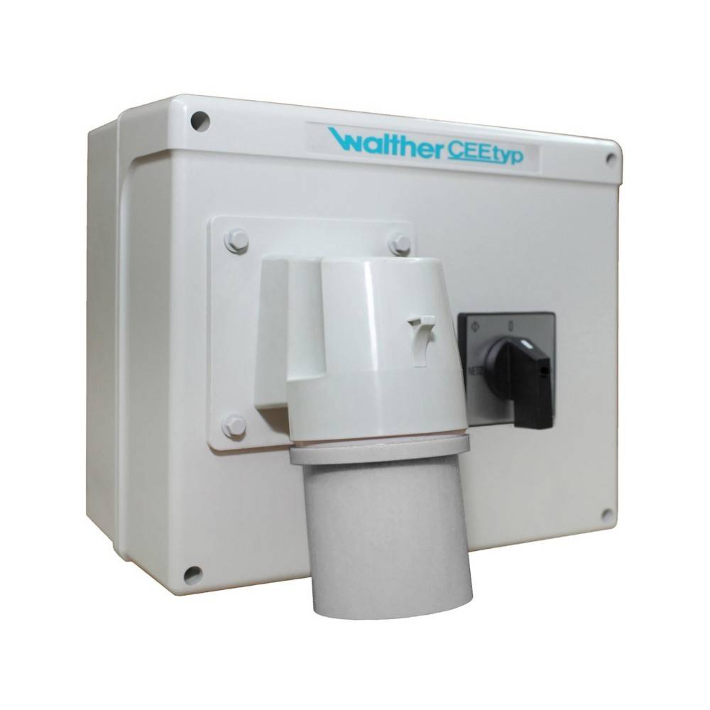 Eine wandmontierte elektrische Steckdose mit Drehschalter, auf dem Gehäuse mit „Walther CEEtyp