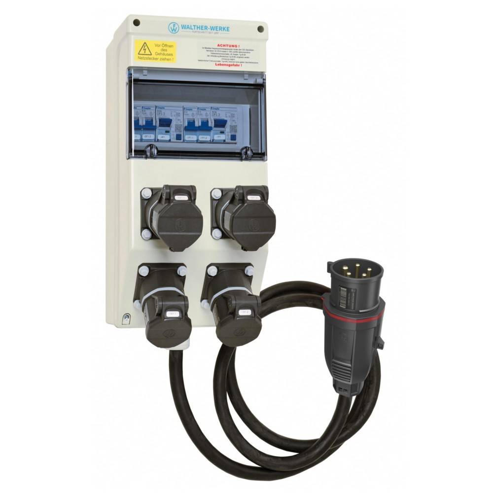 Elektrische Schalttafel mit vier Steckdosen und einem schweren Stromkabel. Warnhinweis über vorhandene Hochspannung. Industrielle Nutzung.
