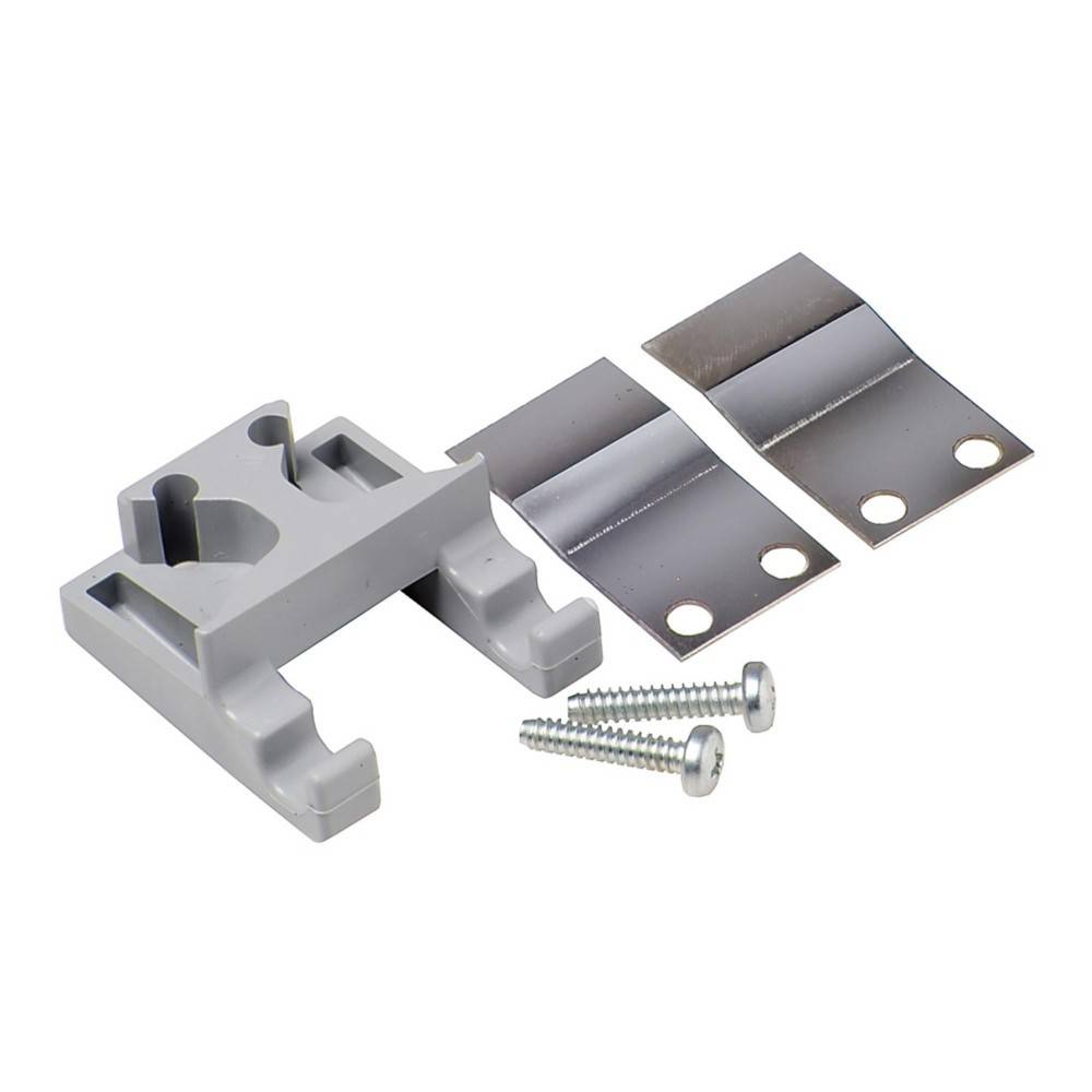 Eine graue Plastik-Montageklammer mit zwei Schrauben und zwei Metallplatten, wahrscheinlich für eine sichere Befestigung in einer mechanischen oder Bauumgebung.