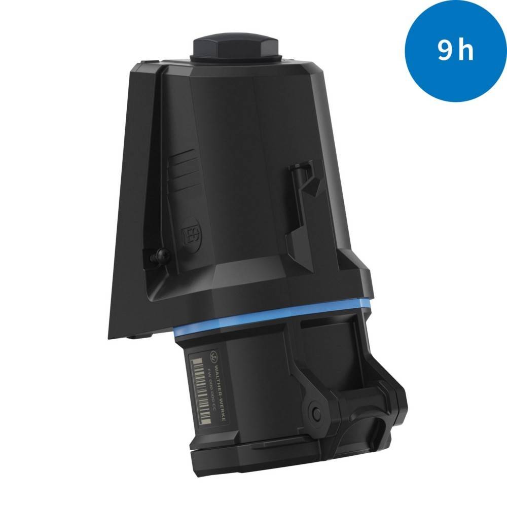 Eine schwarze Kameraobjektiv mit einem blauen Ring, auf dem im oberen rechten Eck ein '9h' Batterielaufzeit-Symbol platziert ist, was Ausdauer signalisiert.