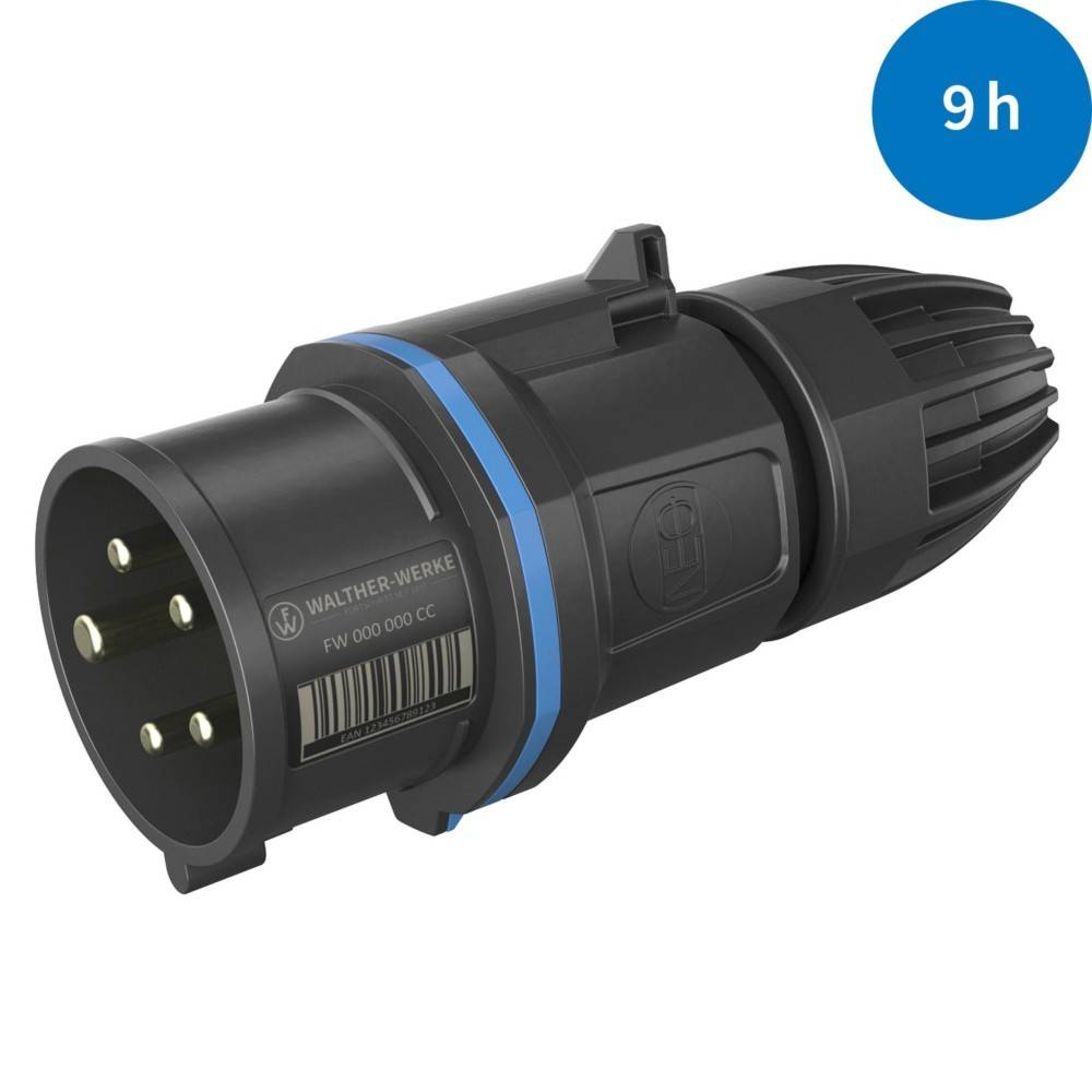 Ein schwarzer Dreipol-Stecker mit einem blauen Ring und einem Barcode an seiner Seite. Oben rechts ist ein blauer Kreis mit der Aufschrift „9h