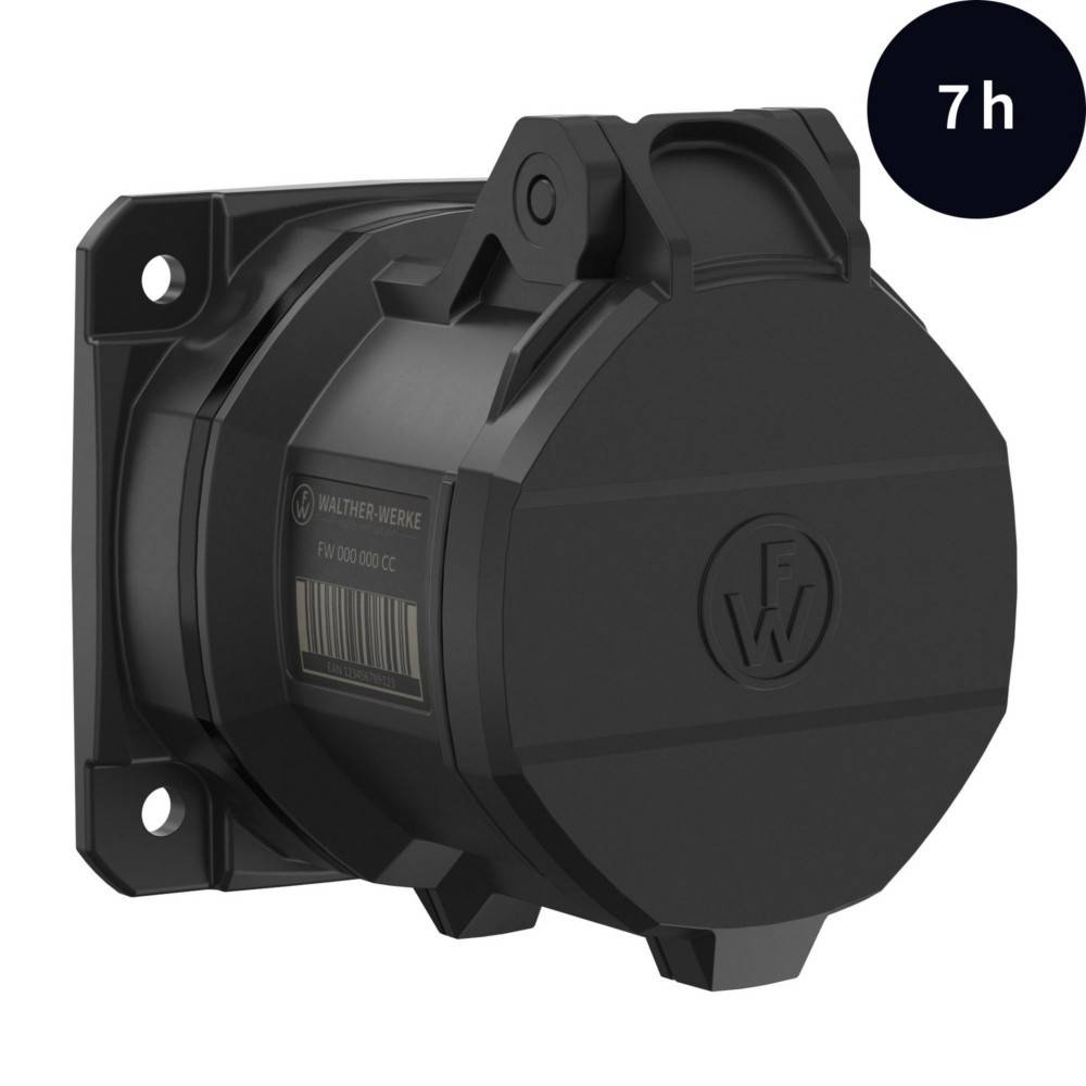 Eine schwarze, wandmontierte Steckdose mit der Beschriftung '7h' in einem dunklen Kreis, was auf eine Ladedauer von 7 Stunden hindeutet.