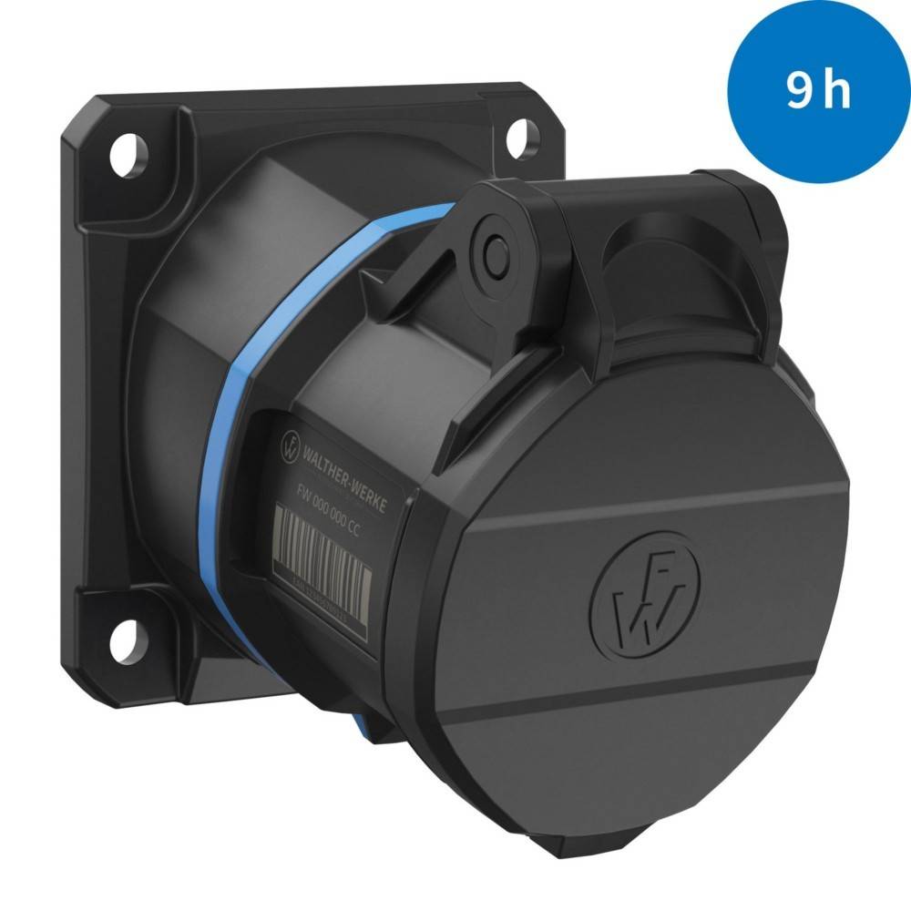 Schwarze Steckdose mit Schutzabdeckung in einem blau umkreisten Bereich, gekennzeichnet mit 